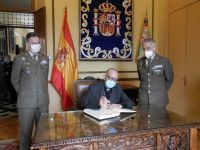 Firma del Cardenal Arzobispo Juan José Omella en el Libro de Honor